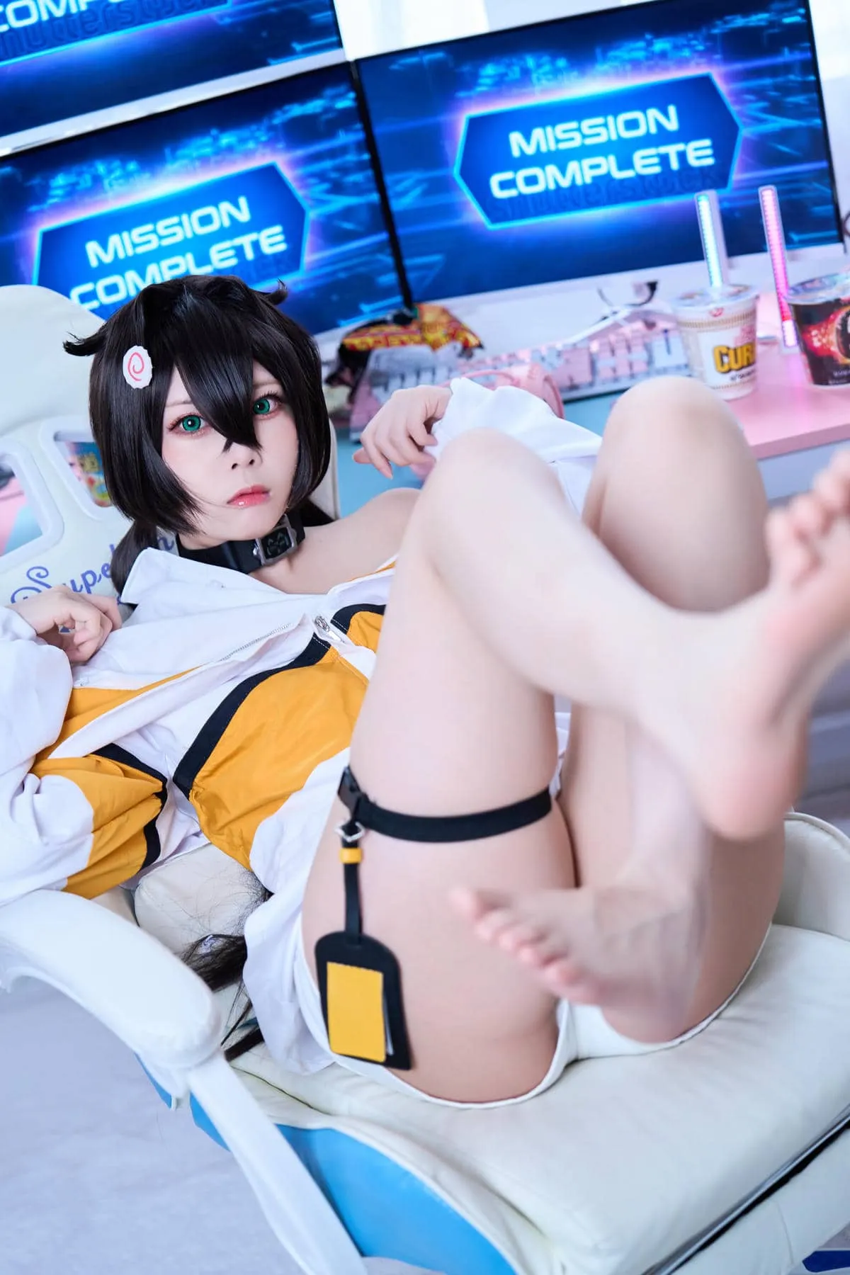 Maou Mo海外Coser 黑白黄色服装搭配科幻背景的Cosplay照片