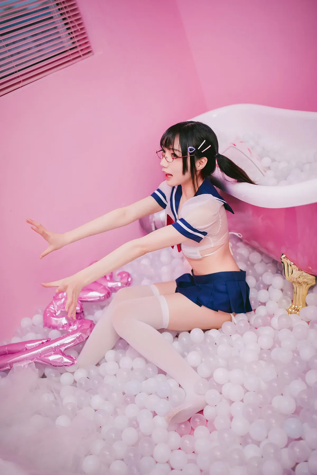 喵糖映画海外名称与作品 喵糖映画银白发造型写真,浅色服装与小提琴元素场景