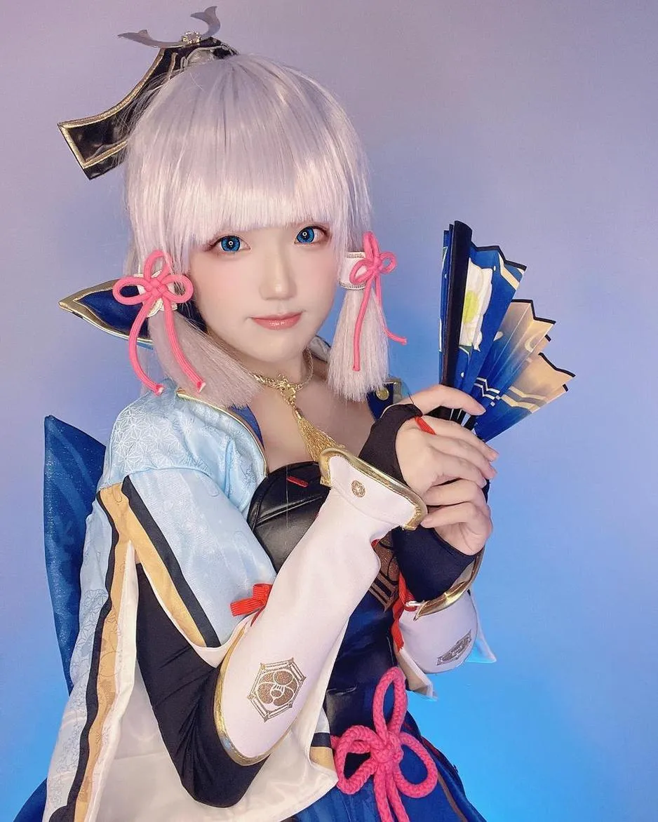 弥美Mime overseas coser 弥美Mime蓝白Cosplay造型照片，白色假发与角色配色元素
