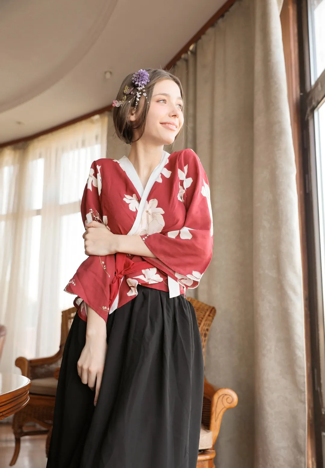 MliaAzulTokyoDoll海外Coser 红色花纹服装人物造型,室内空间中的站立姿态
