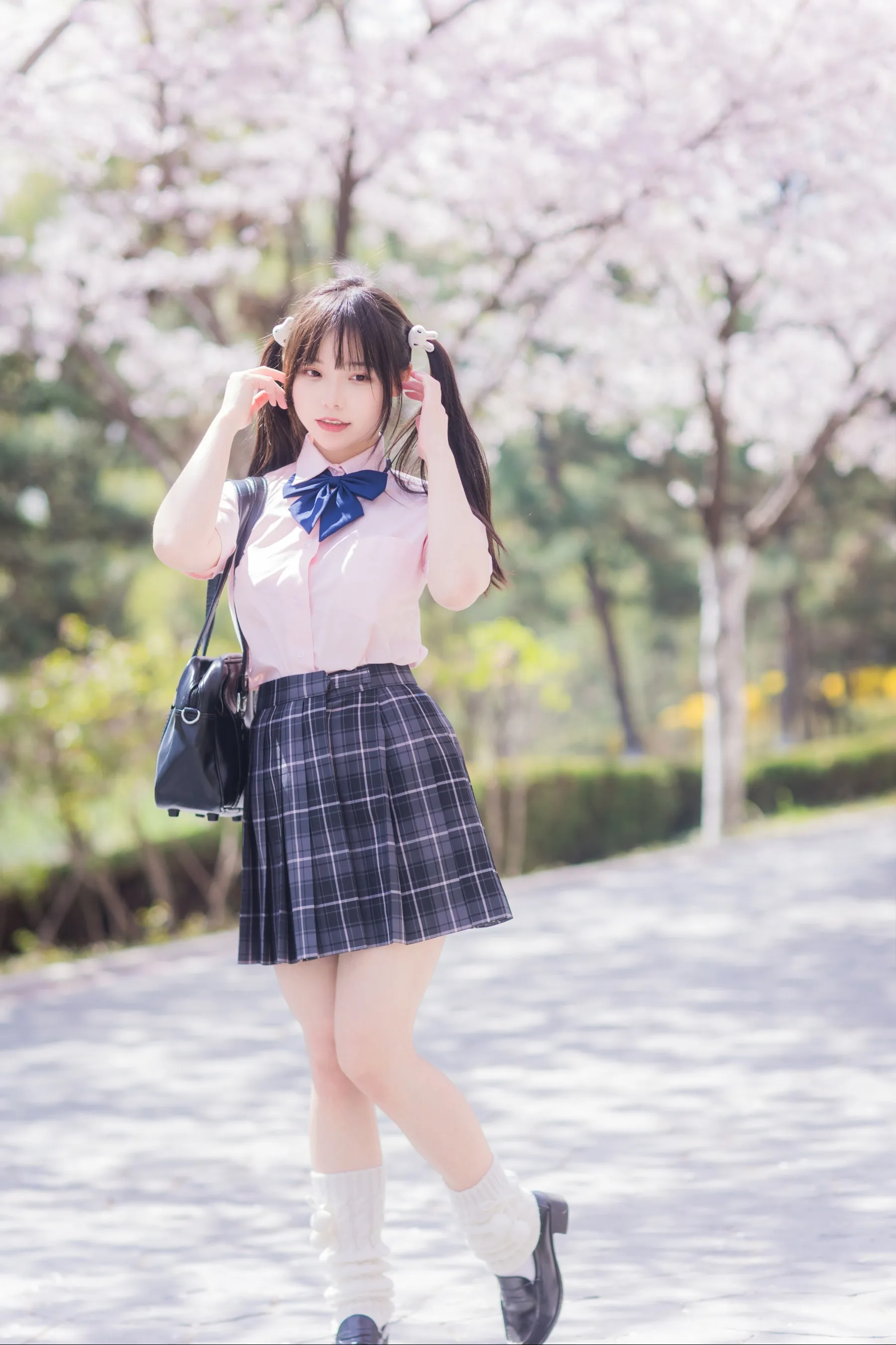 momorina海外Coser momorina白色衬衫格纹短裙校园风造型