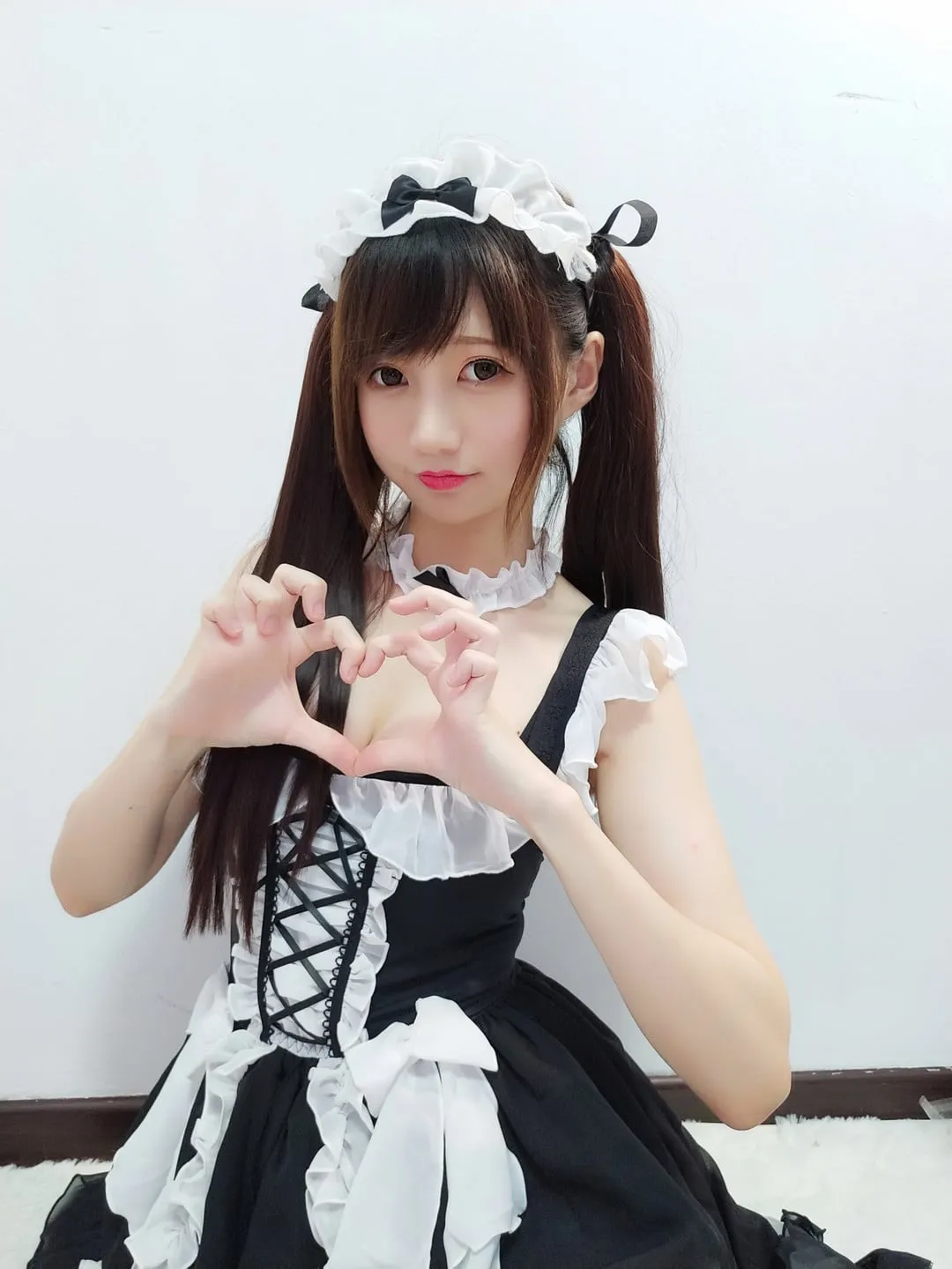 Nagisa魔物喵海外Coser Nagisa魔物喵黑白女仆服装造型照片