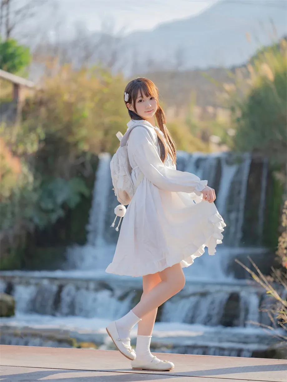 Nagisa魔物喵海外Coser Nagisa魔物喵白色衬衫造型照片