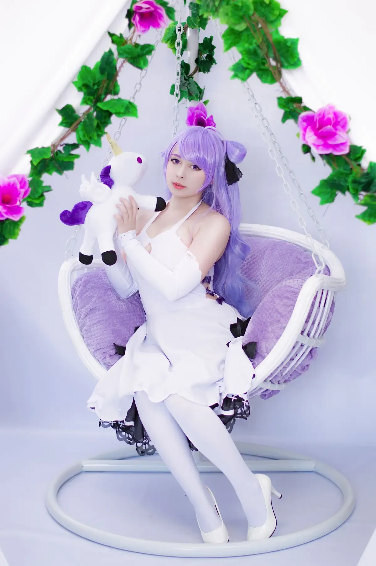 南宫海外Coser 南宫紫色长发角色造型照片，白色服装搭配玩偶和花卉背景