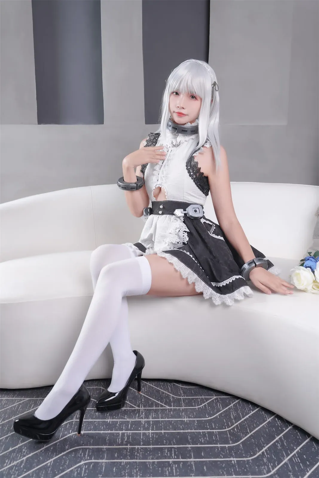Neko薇薇海外Coser 白色长发黑白服装角色造型照片，展示室内背景与服饰细节