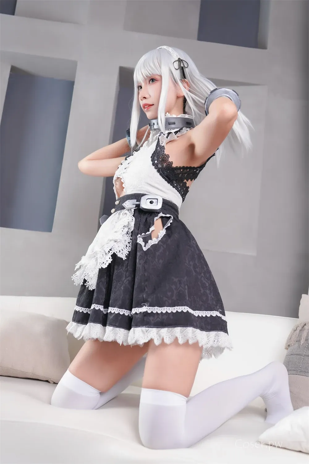 Neko薇薇海外Coser Neko薇薇猫耳造型照片，黑色短发搭配白色服装和红色装饰元素，展现角色化视觉风格