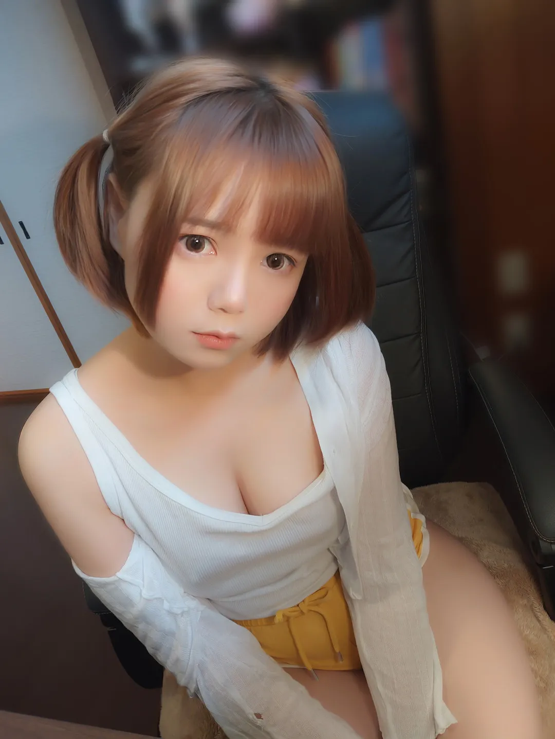 Nikumikyo(きょう肉肉)海外Coser Nikumikyo(きょう肉肉)近景照片,浅色服装与室内空间构图