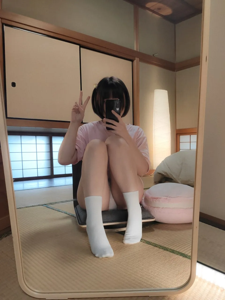 Nikumikyo(きょう肉肉)海外Coser Nikumikyo(きょう肉肉)室内镜面照片，休闲服装与空间层次