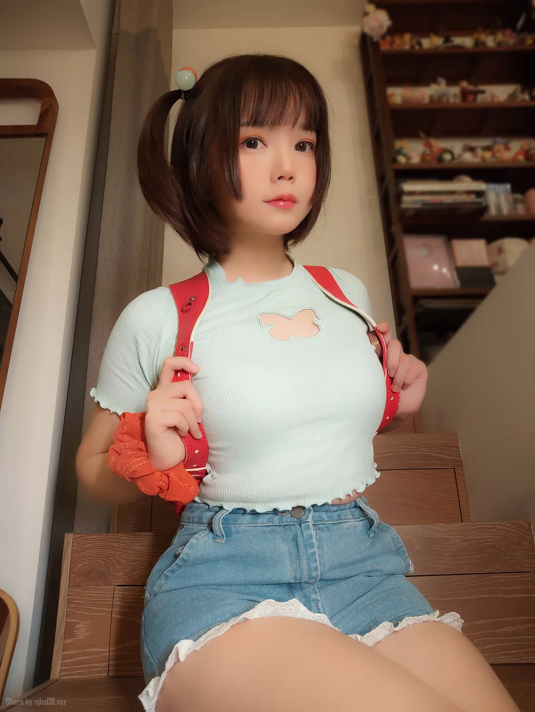 Nikumikyo(きょう肉肉)海外Coser Nikumikyo(きょう肉肉)公开造型照片，短发刘海搭配浅色上衣和休闲服饰