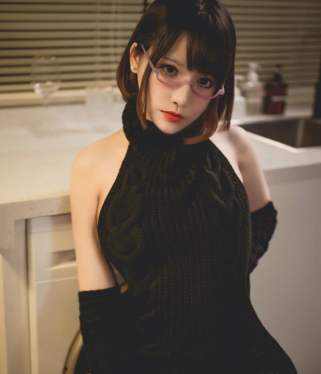你十七鸽海外名称与作品 你十七鸽 cosplay 你十七鸽黑色服装室内暖光造型照片