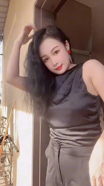 六六小阿姨海外Coser 六六小阿姨深色服装暖色室内人像