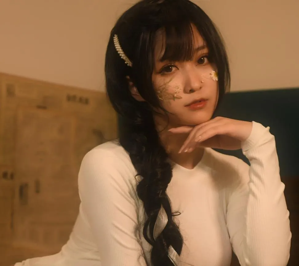 奇行家狗崽海外Coser 奇行家狗崽黑色长发造型与白色服装室内照片
