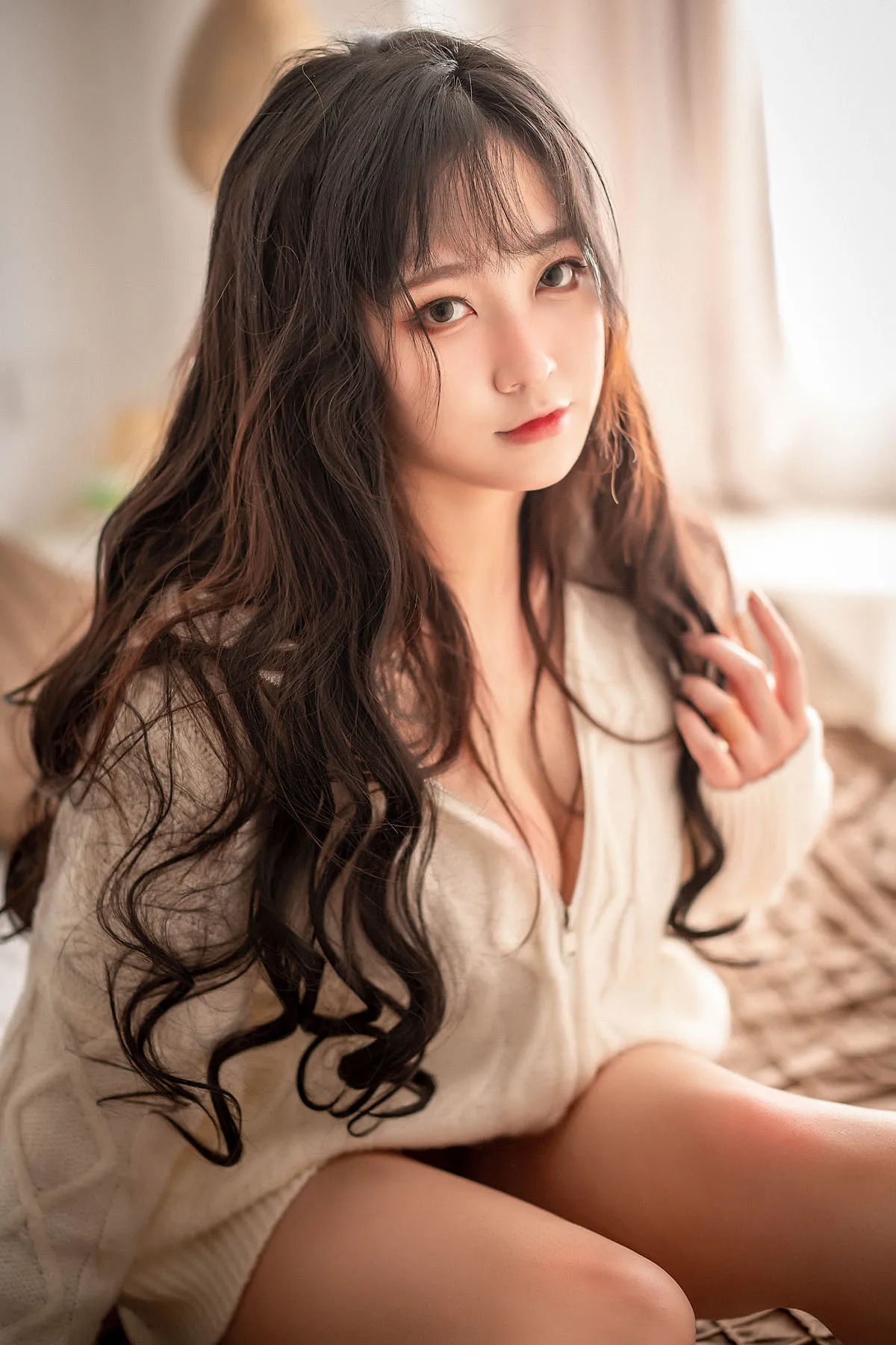 奇行家狗崽海外Coser 奇行家狗崽长发造型与暖色室内背景照片