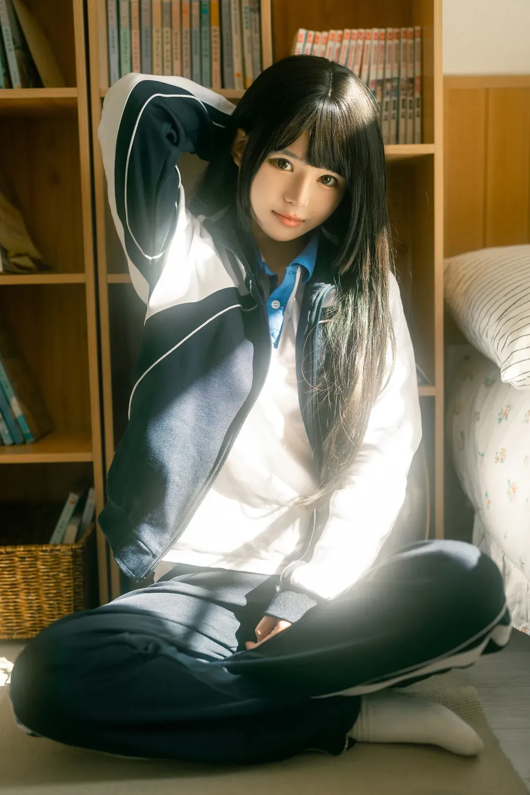 rua阮阮cosplay海外Coser rua阮阮长发刘海搭配运动服装的室内造型照片