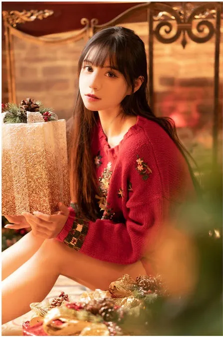 貳加六海外Coser 红色服装造型照片,人物位于温暖背景中的生活化场景