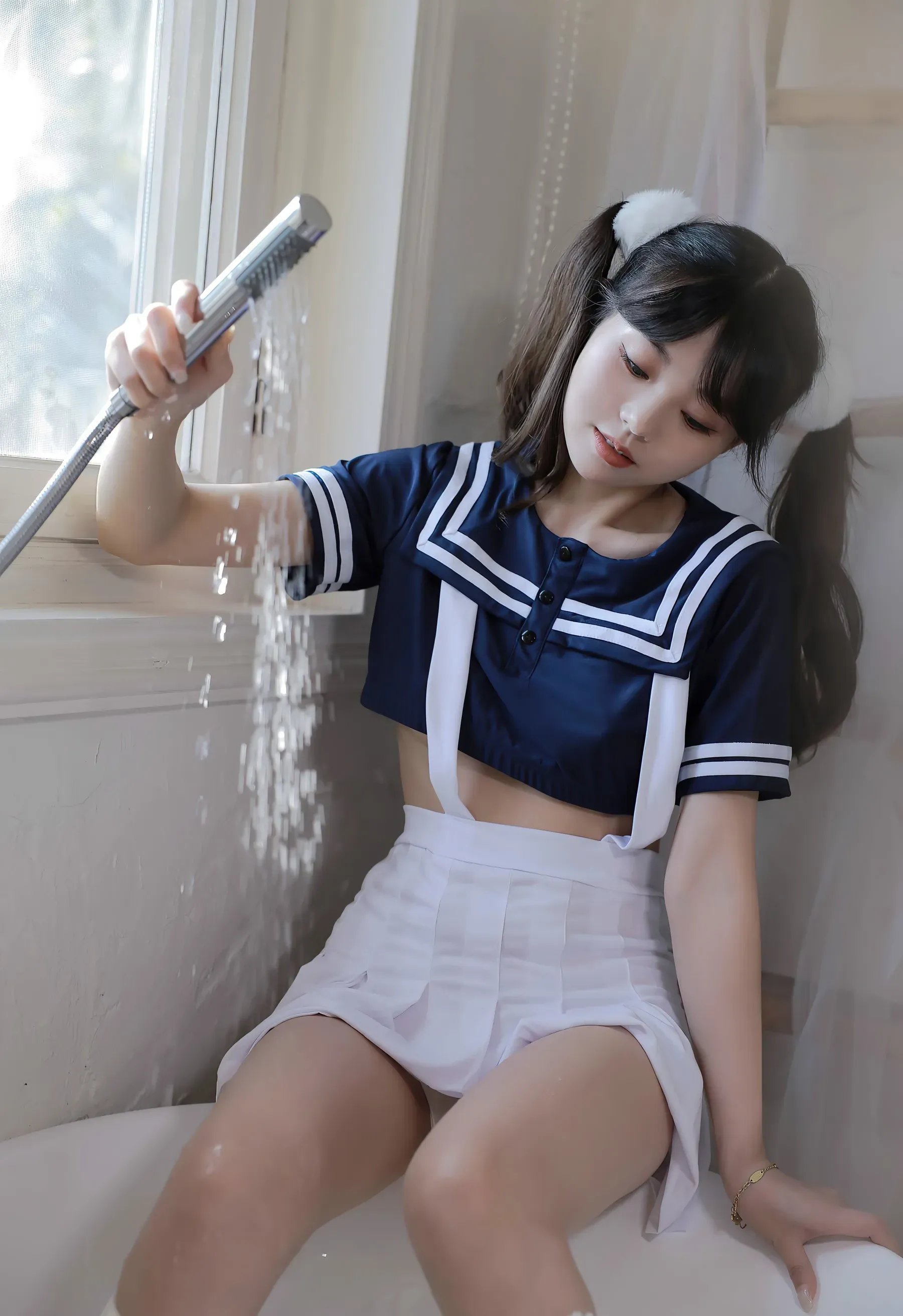 佘贝拉Bella制服写真，深蓝色上衣白色裙装和室内光线场景