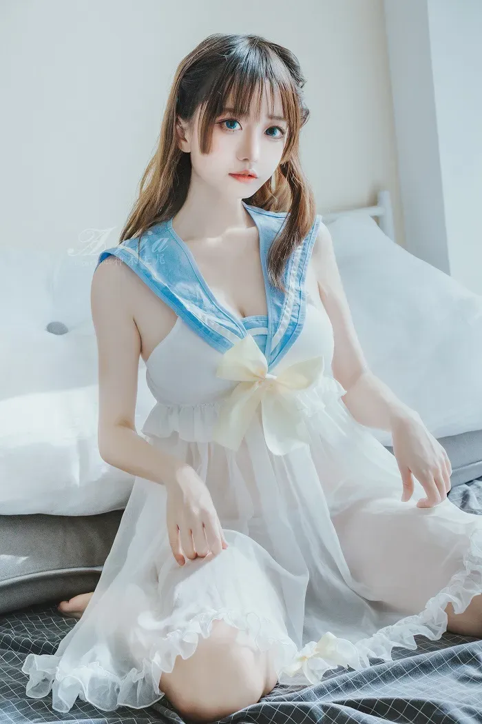 神本无尾海外Coser 神本无尾蓝色睡裙主题Cosplay造型照片