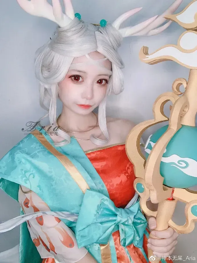 神本无尾海外Coser 神本无尾白发幻想角色Cosplay照片