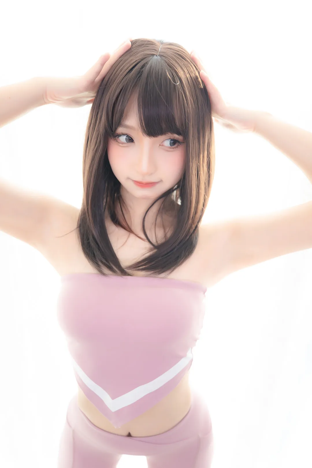 神楽坂真冬海外Coser 粉色服装和柔和光线环境中的人物照片
