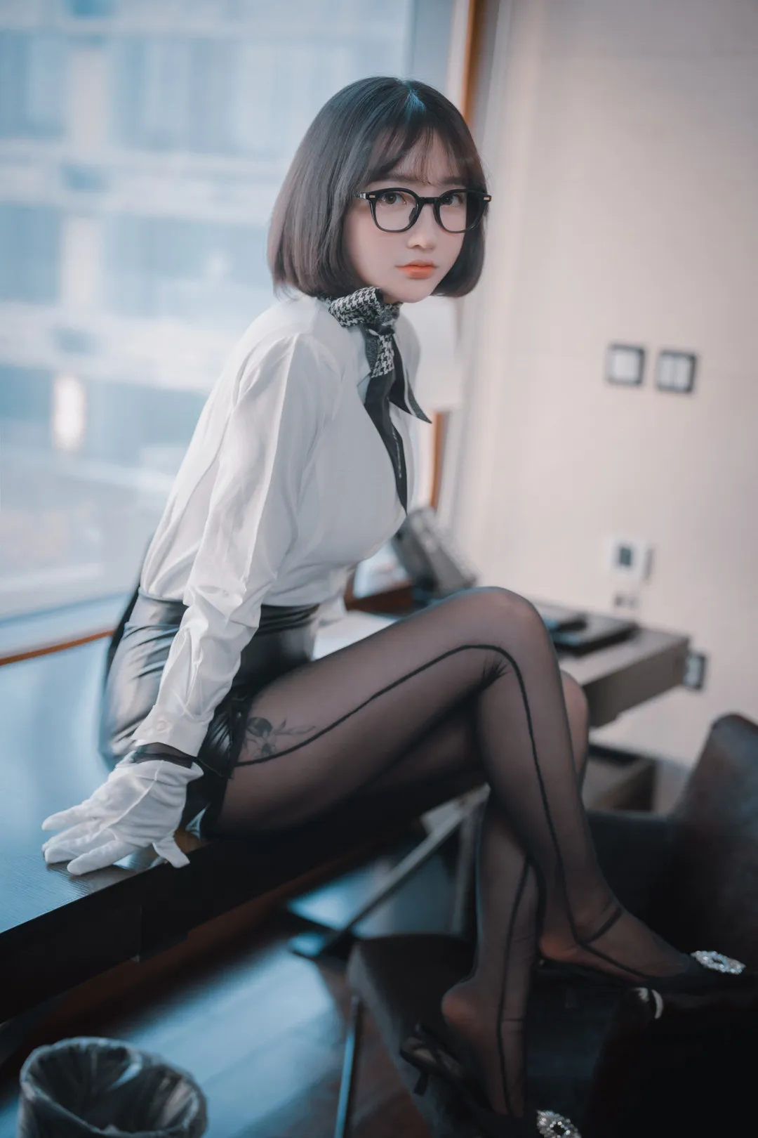 孫樂樂 cosplay海外Coser 孫樂樂室内造型照片,柔和色调背景与自然光线构成视觉氛围