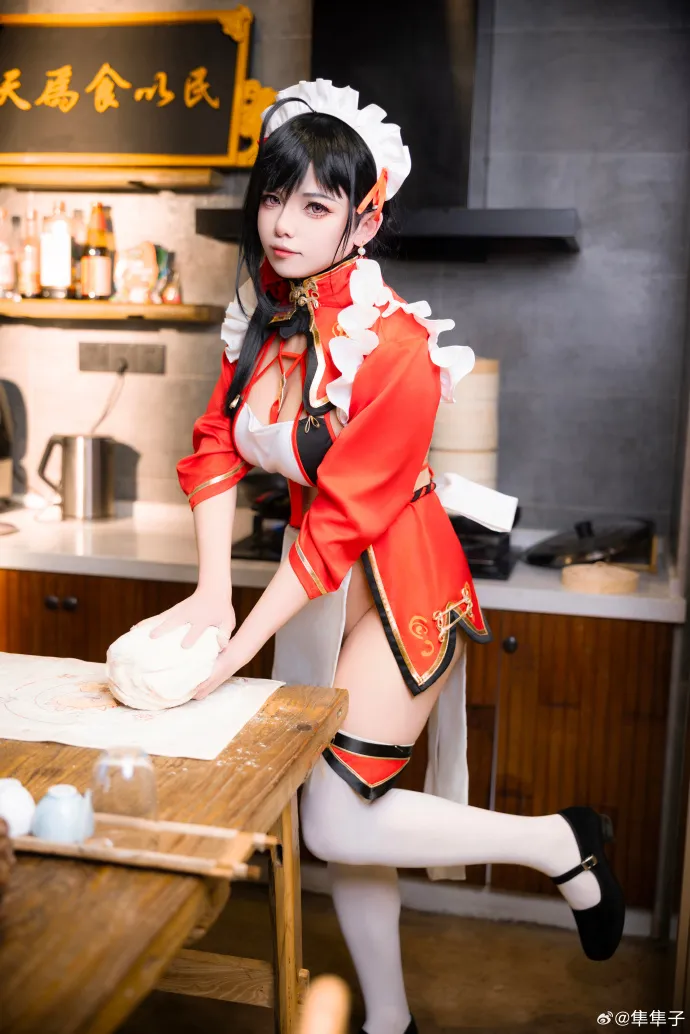隼隼子 cosplay 写真与海外 隼隼子红色角色服装室内cosplay照片