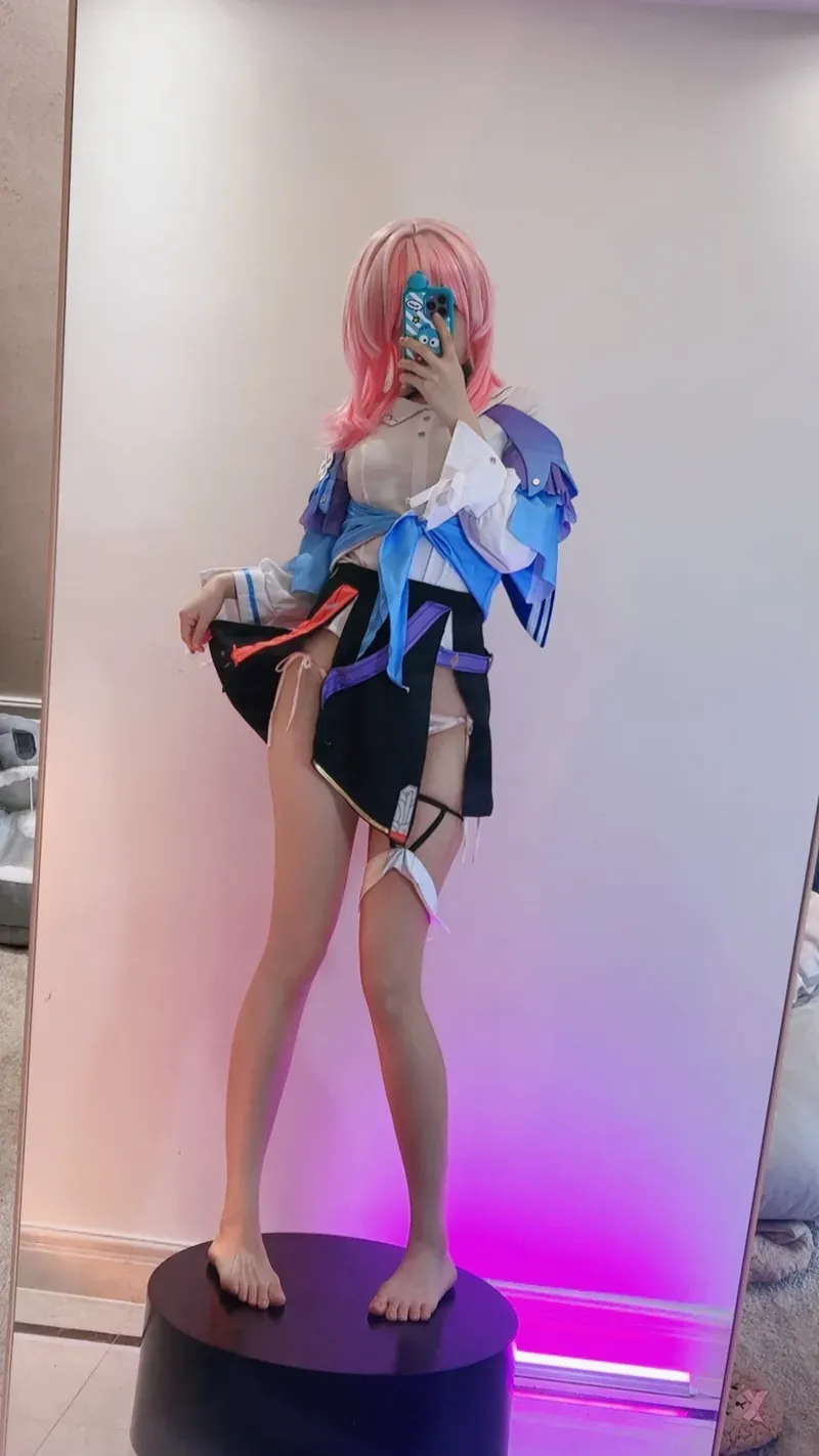 王胖胖u cosplay海外Coser 王胖胖u粉色长发造型搭配蓝白色cosplay服装的镜面照片