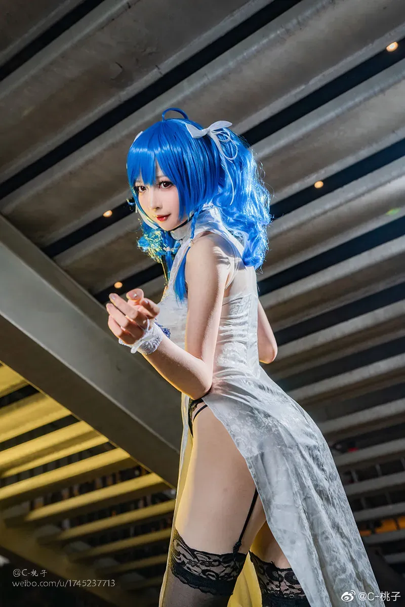 王胖胖u cosplay海外Coser 蓝色假发cosplay造型在室内空间中的侧身镜头
