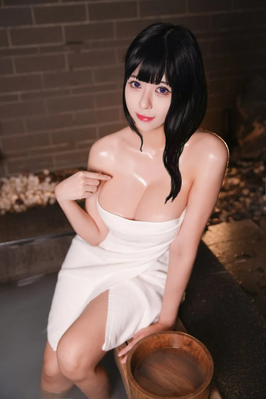 小空sora cosplay海外Coser 小空sora黑发白色服装造型,暖色背景与室内光线形成对比
