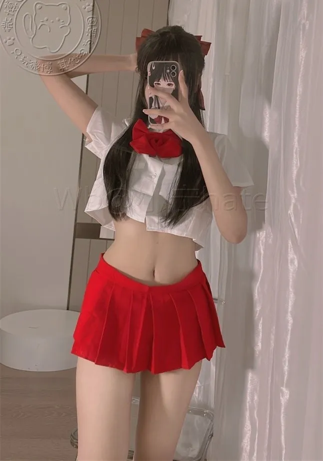 小宁hate宁酱海外Coser 小宁hate宁酱红色主题Cosplay造型，长发搭配白色上衣和红色裙装