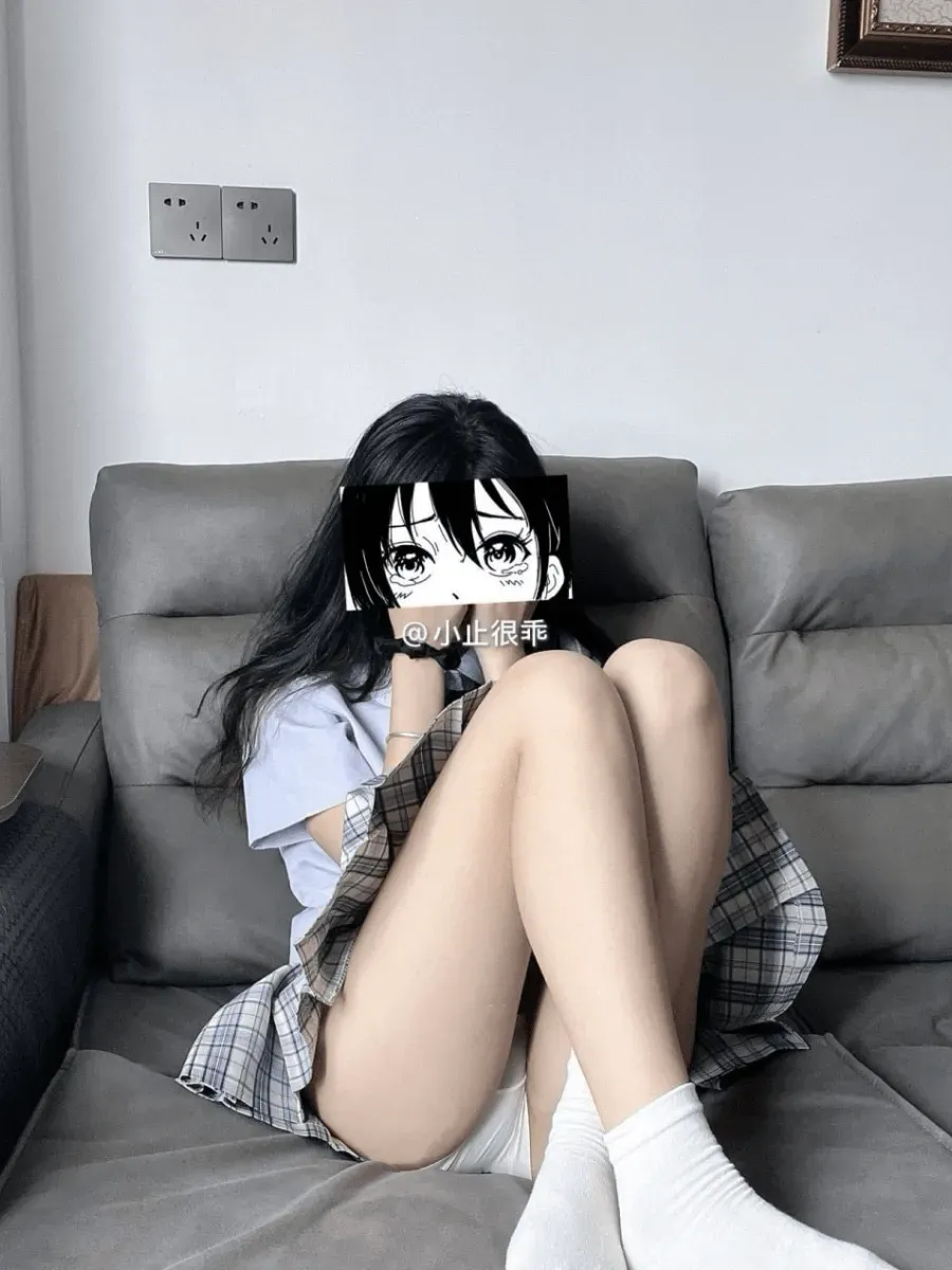 小止很乖写真作品整理与海外 室内沙发环境中的休闲服装造型图片