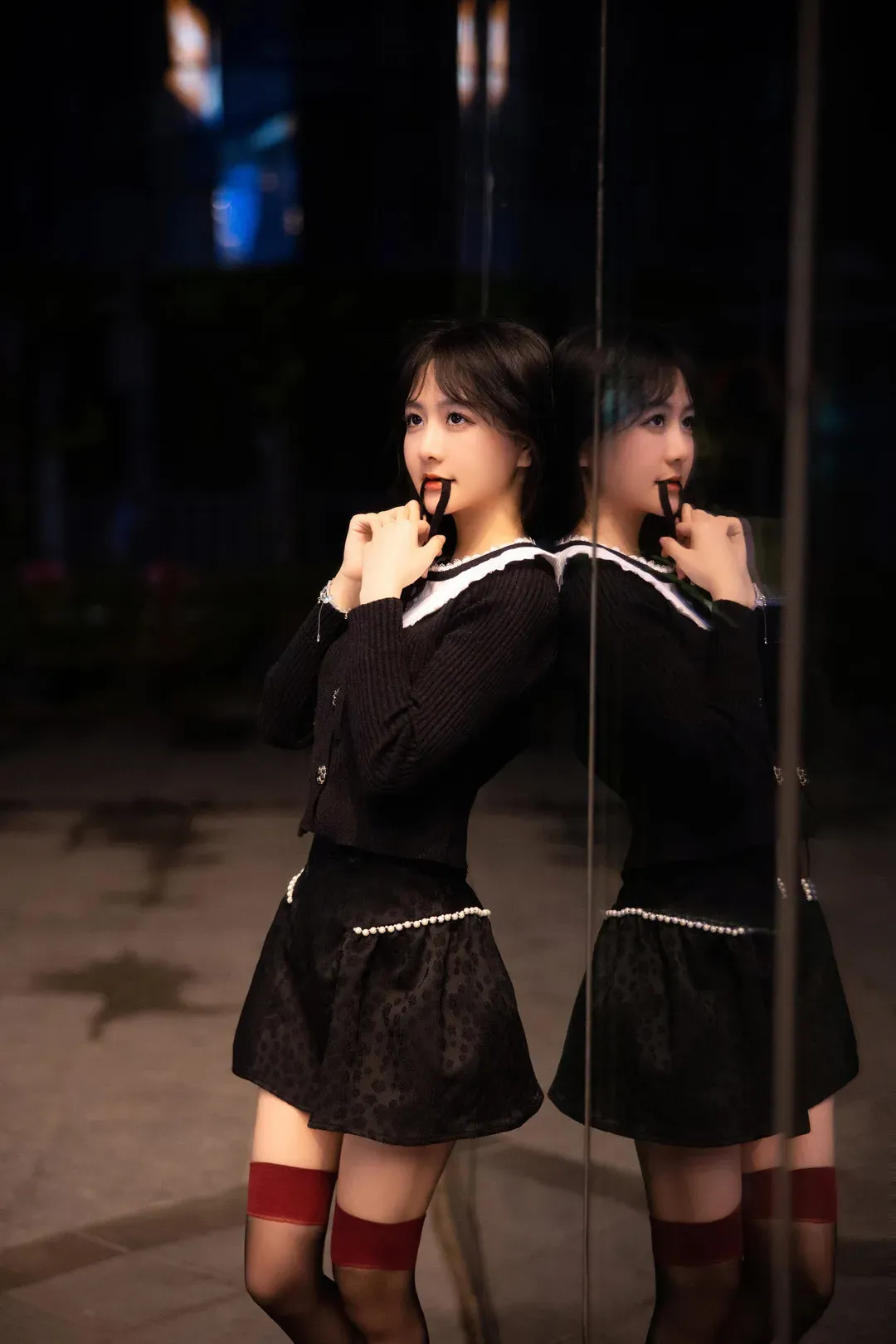 谢小蒽 cosplay 海外Coser 黑色服装人物站立于镜面空间前，侧身姿态与反射画面形成视觉效果