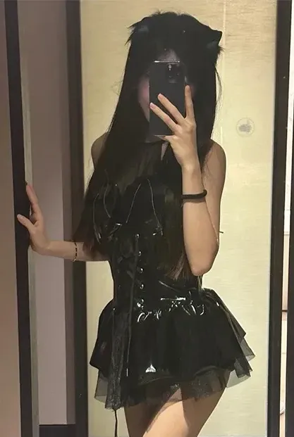 星怡很甜海外 Coser 黑色服装造型镜面照片，人物站姿与空间构图可见