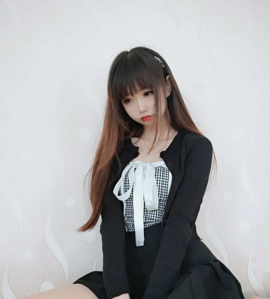 雪琪sama cosplay海外Coser 黑白服饰造型人物在浅色背景中的室内照片