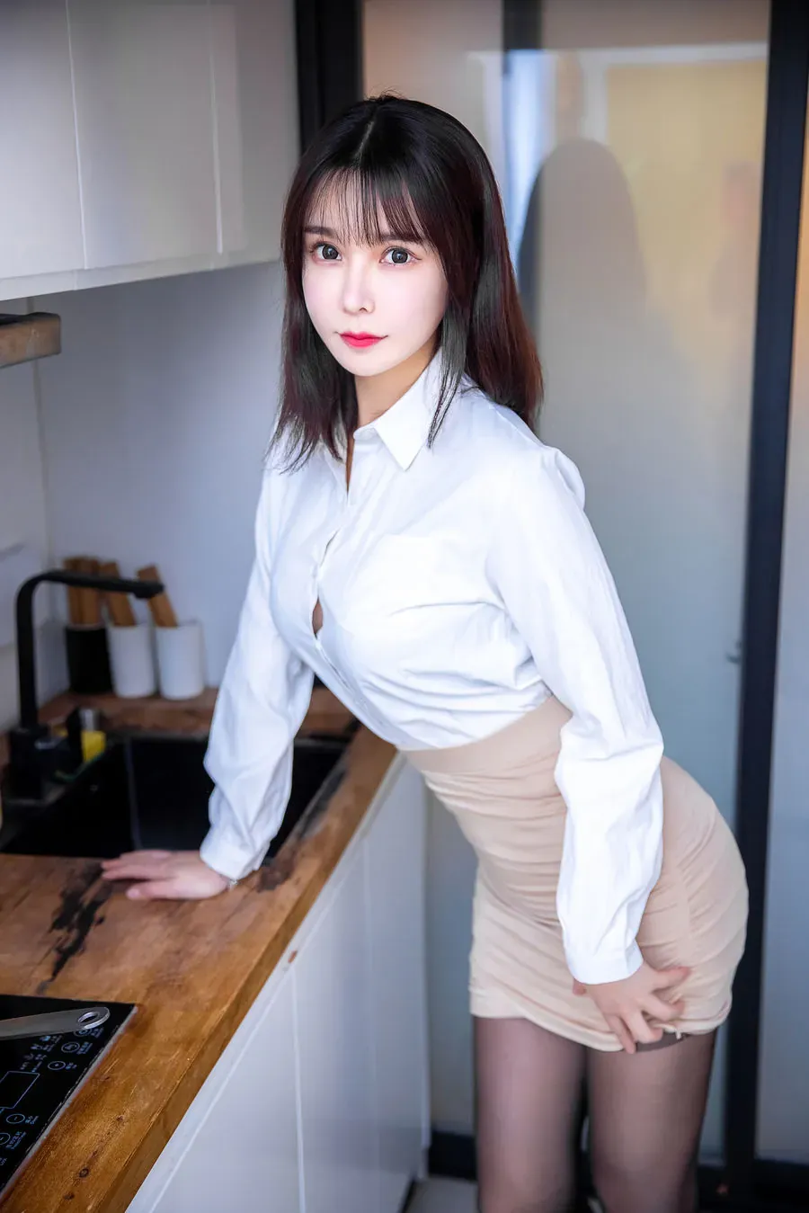 亚马逊鲶鱼 COSPLAY写真海外Coser 亚马逊鲶鱼白色服装造型照片，室内背景和光线效果明显