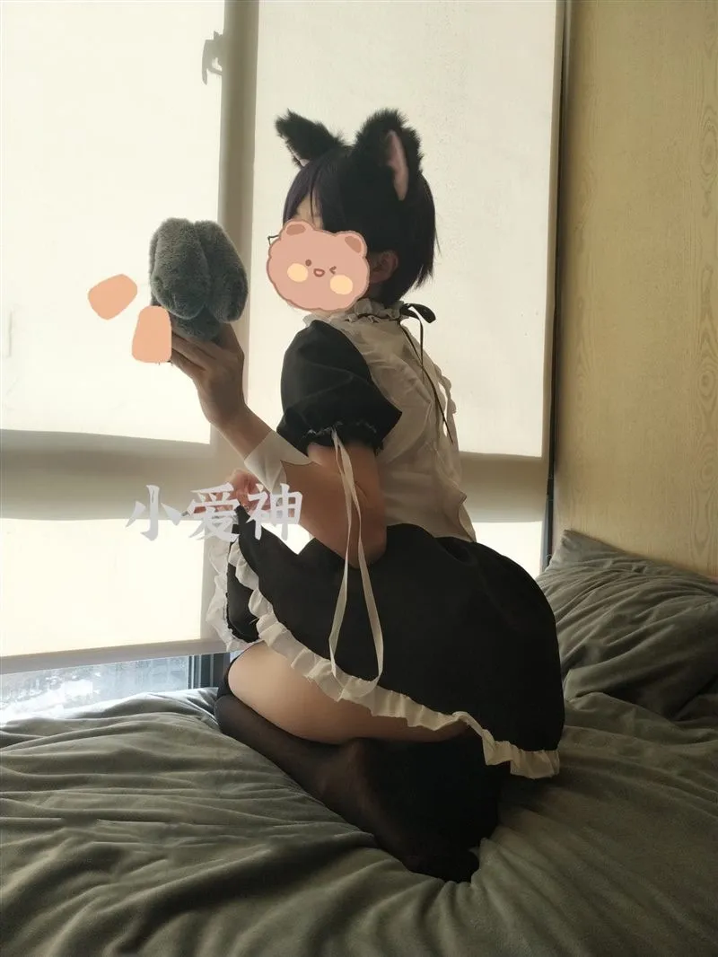 妖怪桃桃子海外Coser 妖怪桃桃子黑色服装造型,室内场景与光线效果