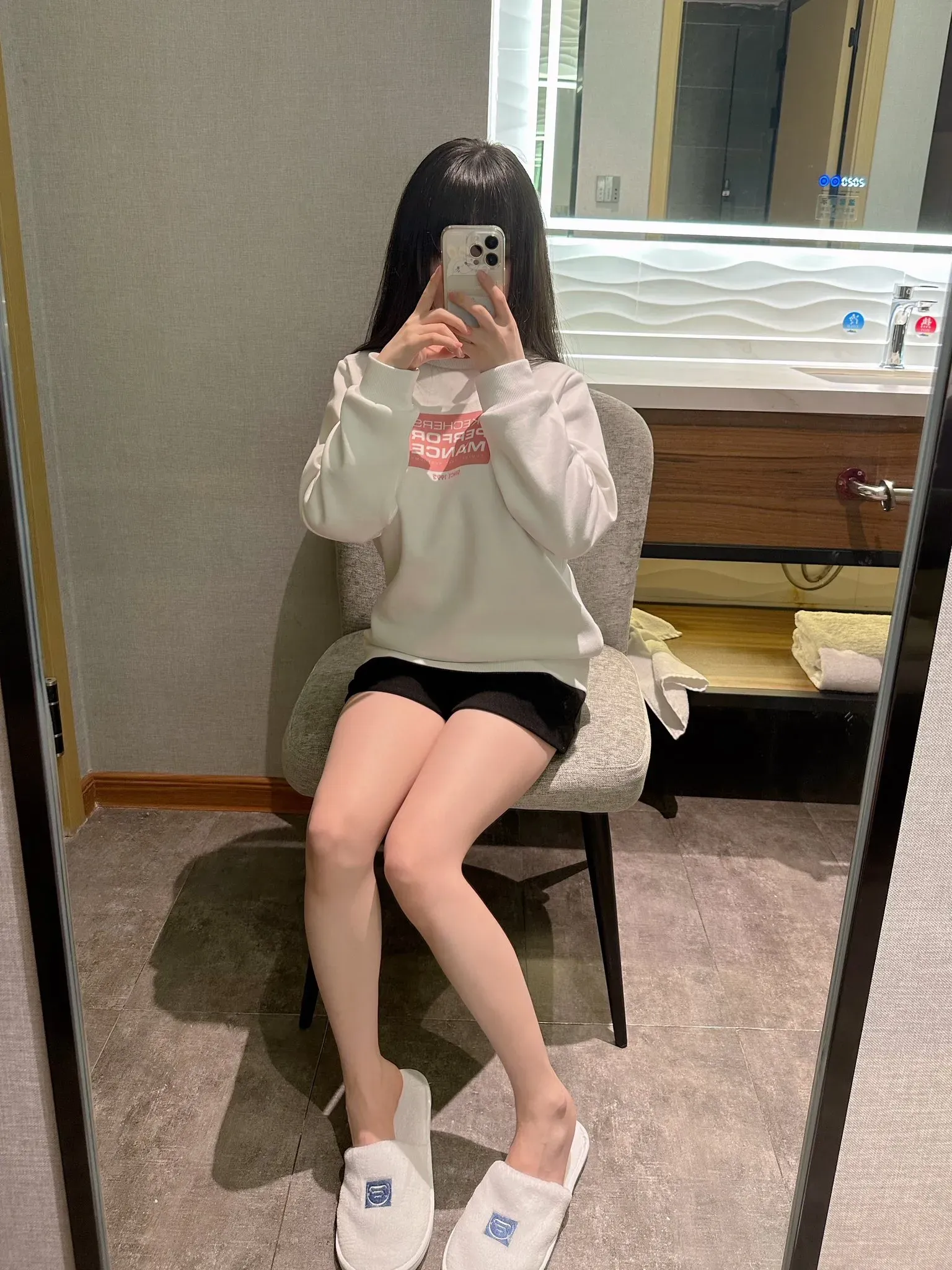 瑶瑶今天又失眠了海外Coser 日常白色上衣镜面自拍照片