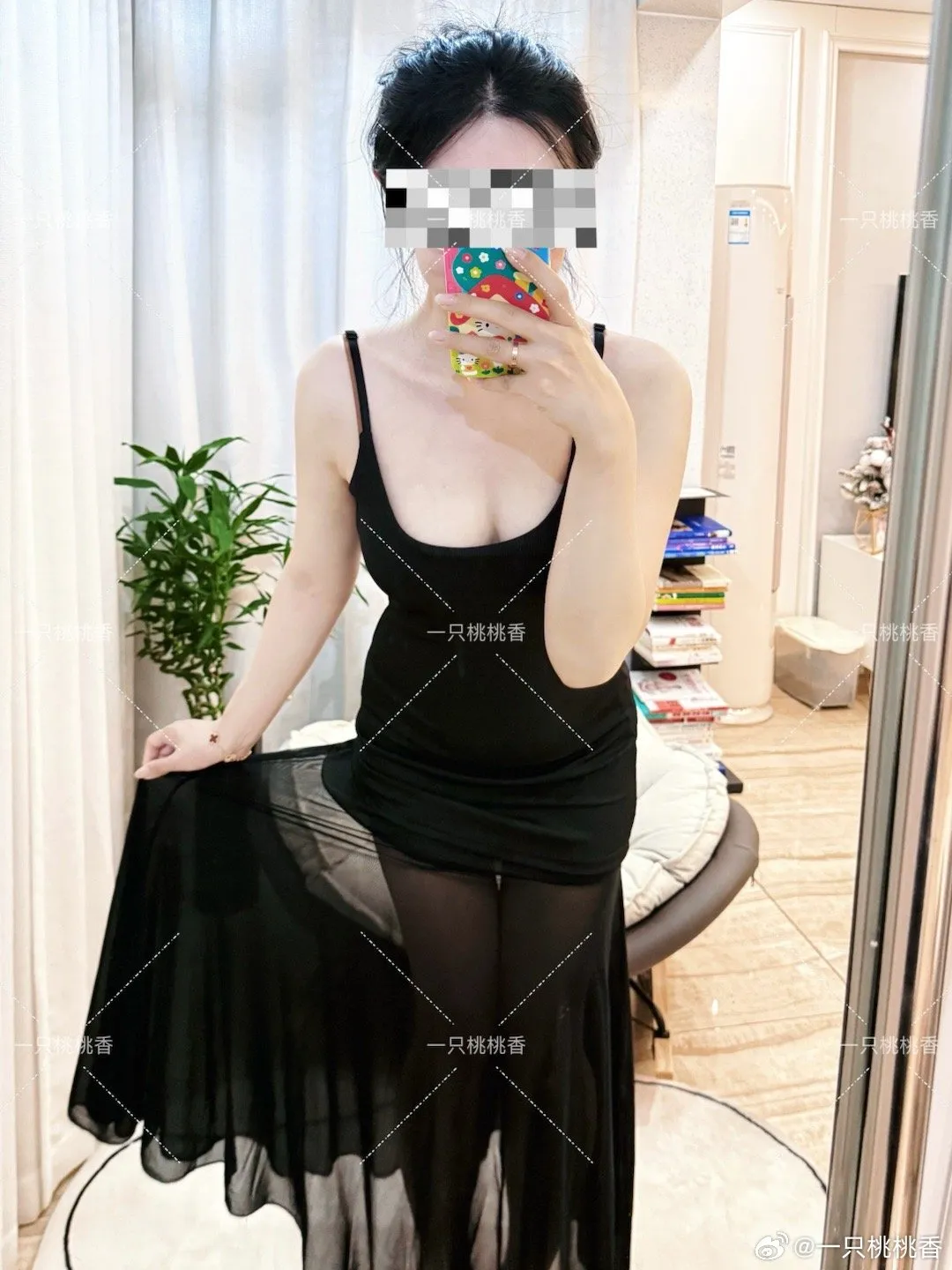 一只桃桃海外Coser 一只桃桃公开照片中身穿黑色服装，长发造型搭配室内镜面环境