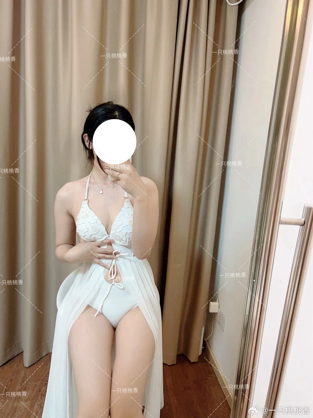 一只桃桃海外Coser 一只桃桃公开照片中穿白色服装坐在室内空间,展示整体构图
