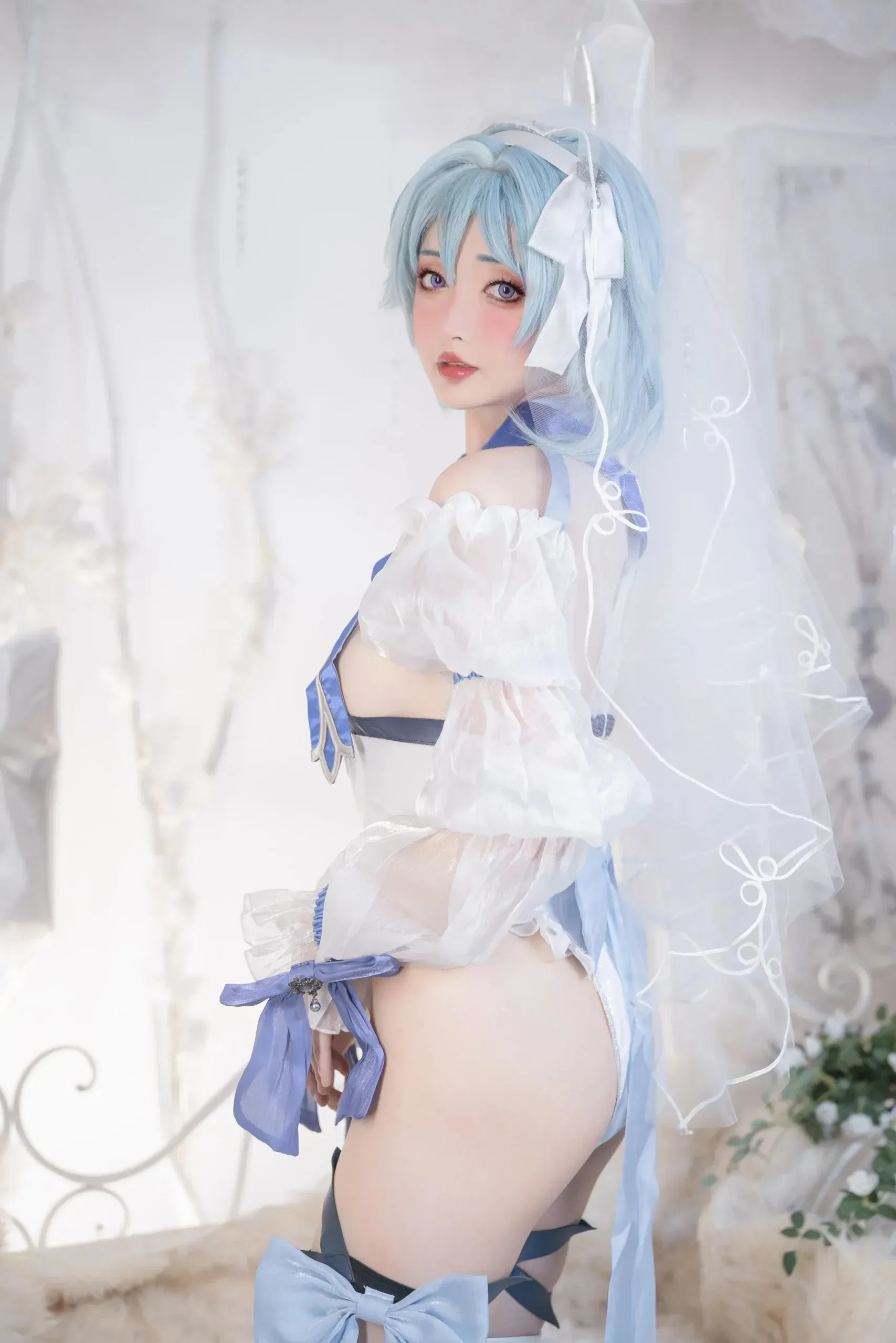 一只云烧 BuckyClouds海外Coser 一只云烧公开Cosplay风格照片，浅色服装与蓝白色调空间