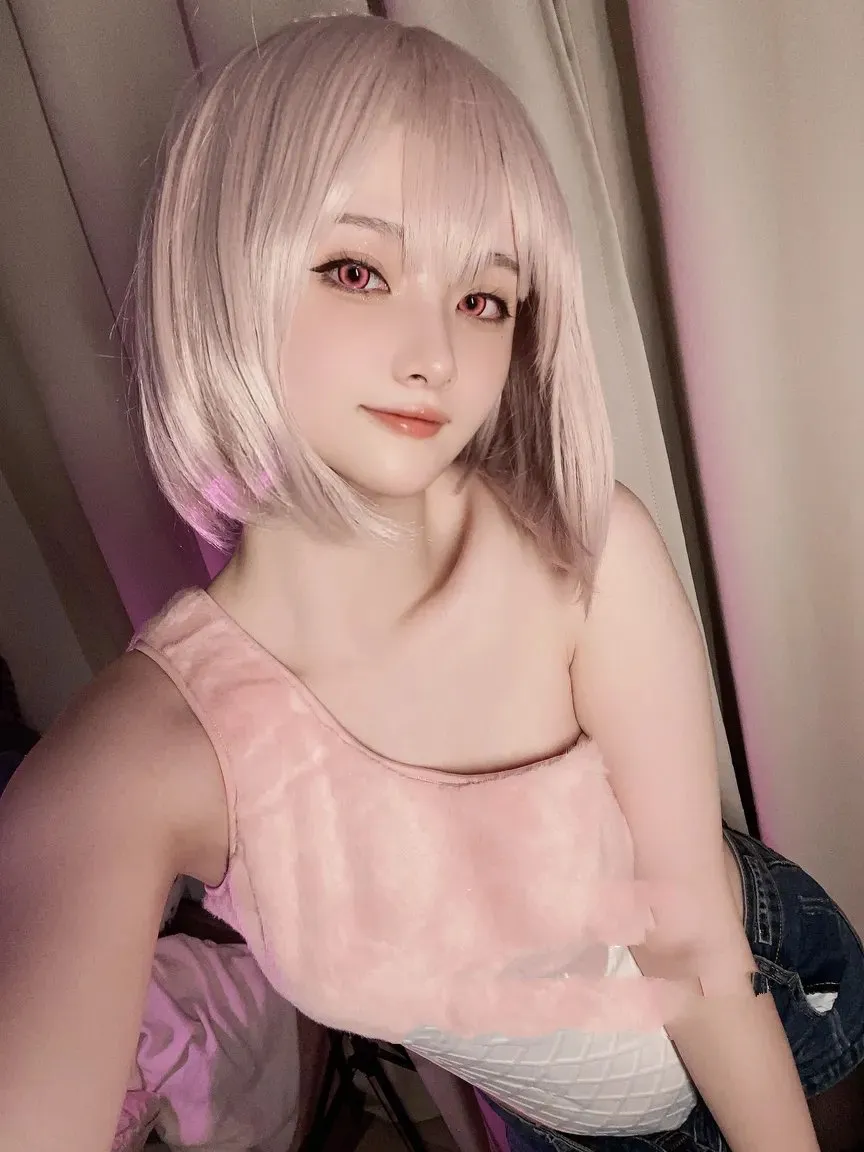屿鱼Yukako粉色短发造型自拍，浅色服装与柔和灯光下的角色风格展示