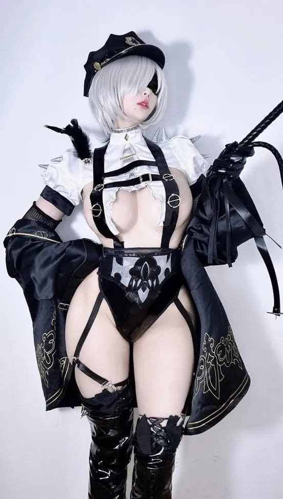 章鱼小童谣海外Coser 章鱼小童谣黑白服装与浅色发型角色造型照片