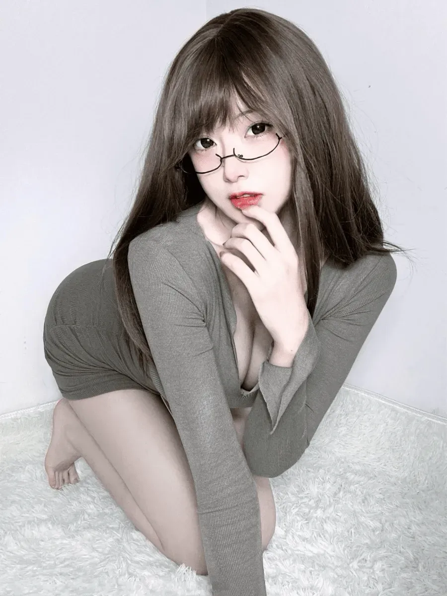 章鱼小童谣海外Coser 章鱼小童谣灰色服装坐姿近景照片