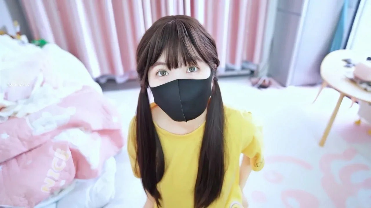 芝芝Booty黑发口罩造型,室内空间自拍构图与黄色服饰