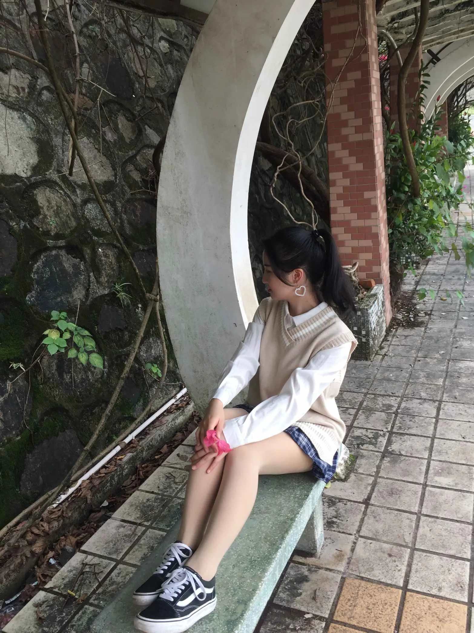 最爱帆布鞋海外名称与作品 最爱帆布鞋 cosplay与写真视觉导读 最爱帆布鞋白色衬衫针织背心坐姿照片