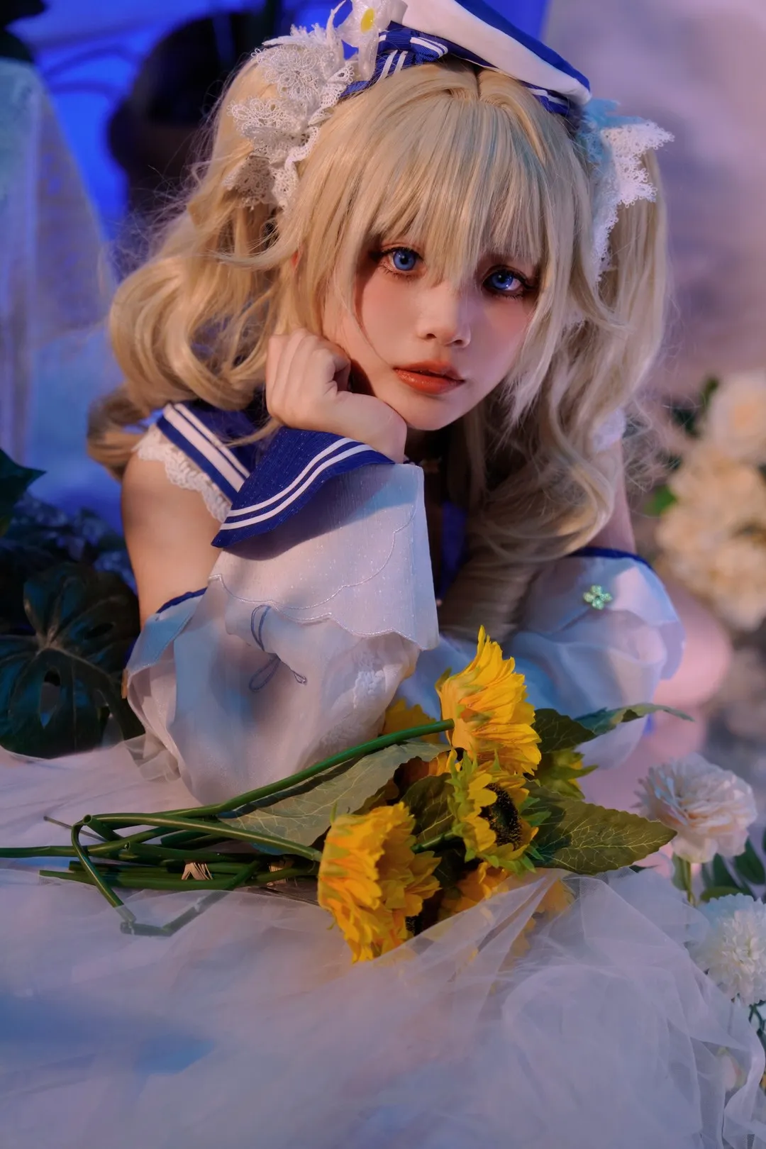 刺猬小姐海外名称识别与Coser作品 刺猬小姐蓝白服装Cosplay近景照片