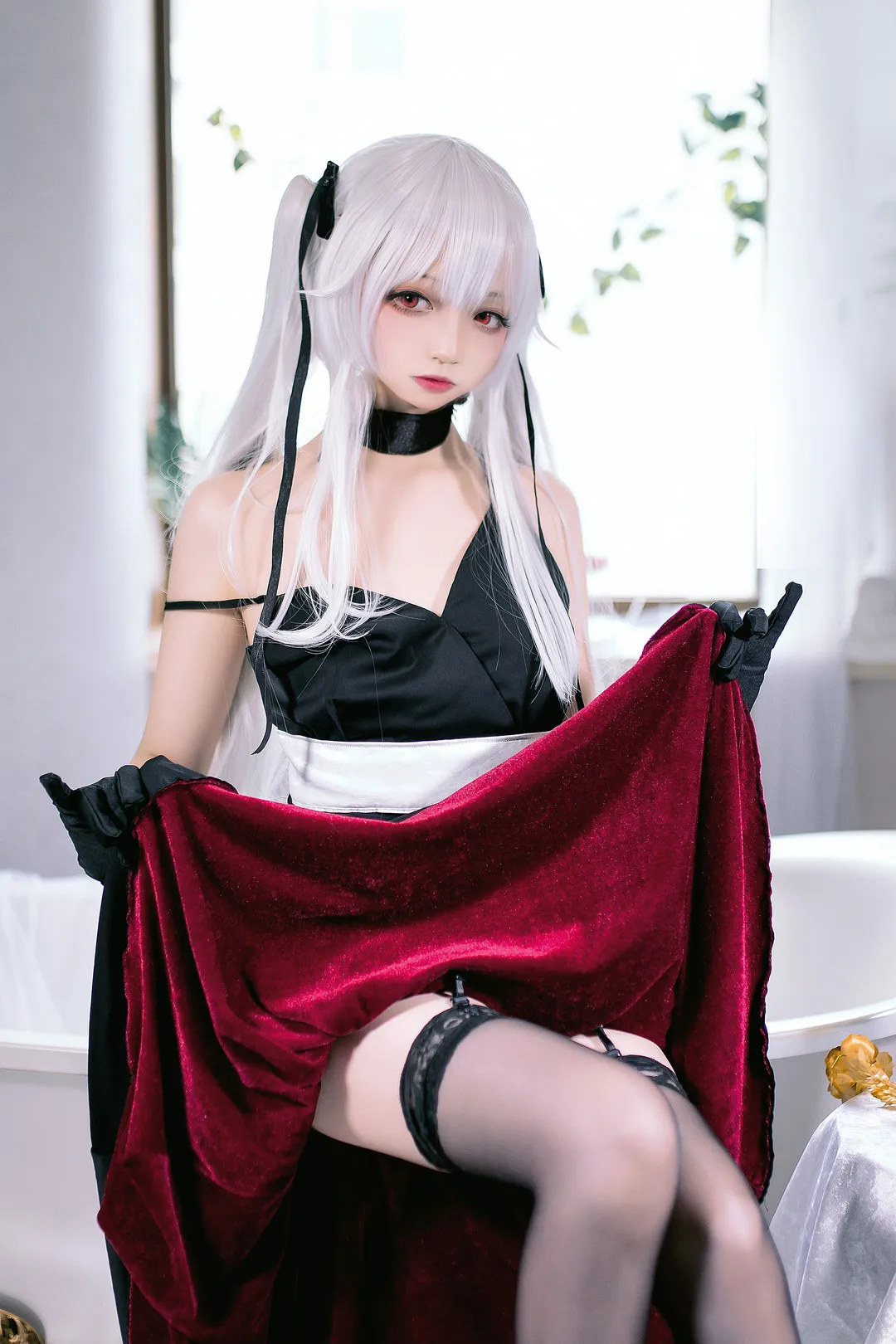 小野寺地瓜cosplay与海外名称识别 小野寺地瓜公开Cos造型图,展示白色长发、黑色服装和红色布料元素