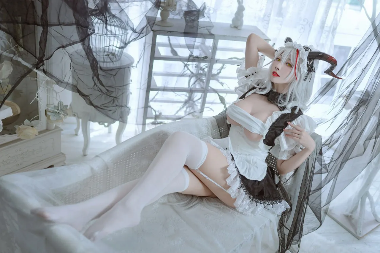 宫本桜 cosplay 海外名称与写真视觉 白色服装角色造型与室内场景照片