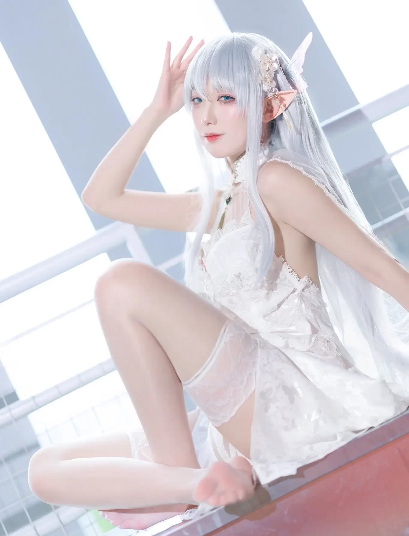 封疆疆v cosplay海外名称与写真视觉 封疆疆v白色长发造型与白色服装角色写真