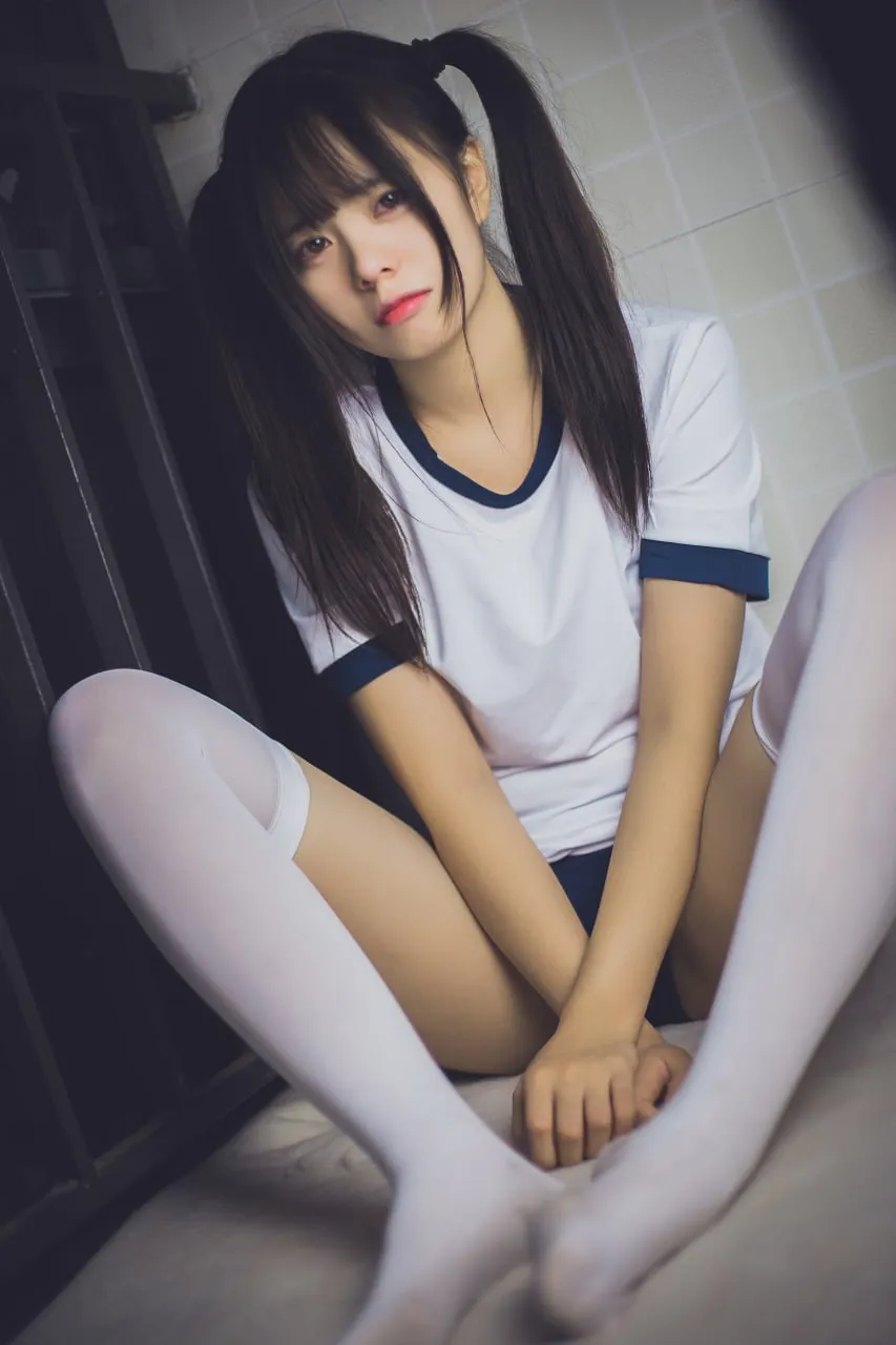 小野妹子w cosplay与海外名称 小野妹子w公开Cos造型图，展示黑色双马尾、白色服装和室内拍摄场景