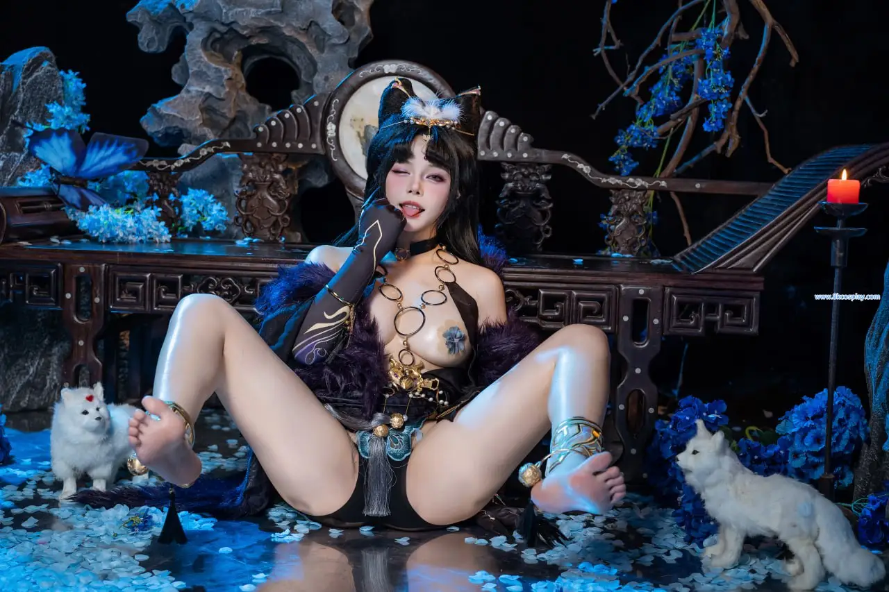七月喵子海外 Coser 名称识别与作品整理 七月喵子幻想角色造型照片，坐姿构图与蓝色场景背景